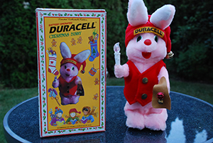 AWeihnachtshase mit Kerze und Schelle