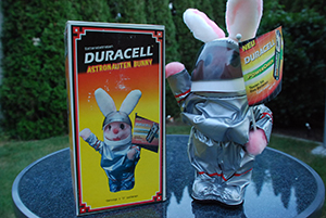 Astronaut Hase mit grüner Flagge